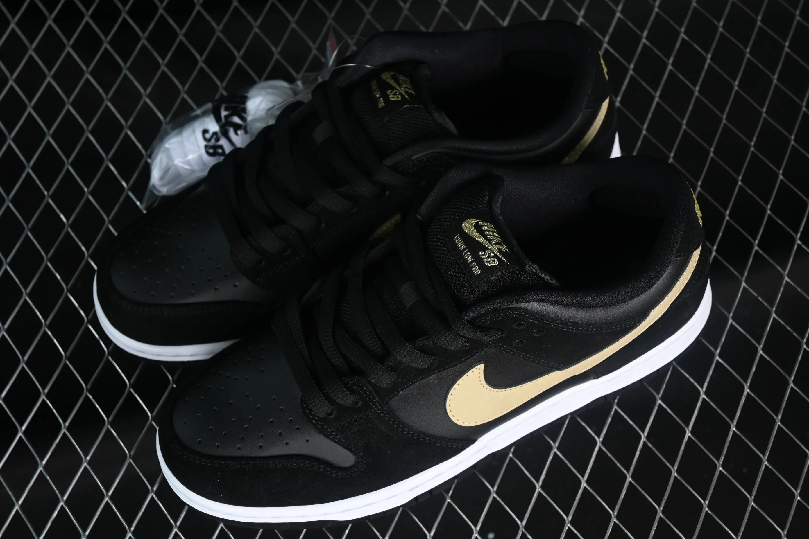 All categories Nk SB Dunk series Nk SB Dunk Low low-top sneakers K version Nk SB Dunk Low black and white gold dunk series low-top casual sports skateboard shoes BQ6817-002